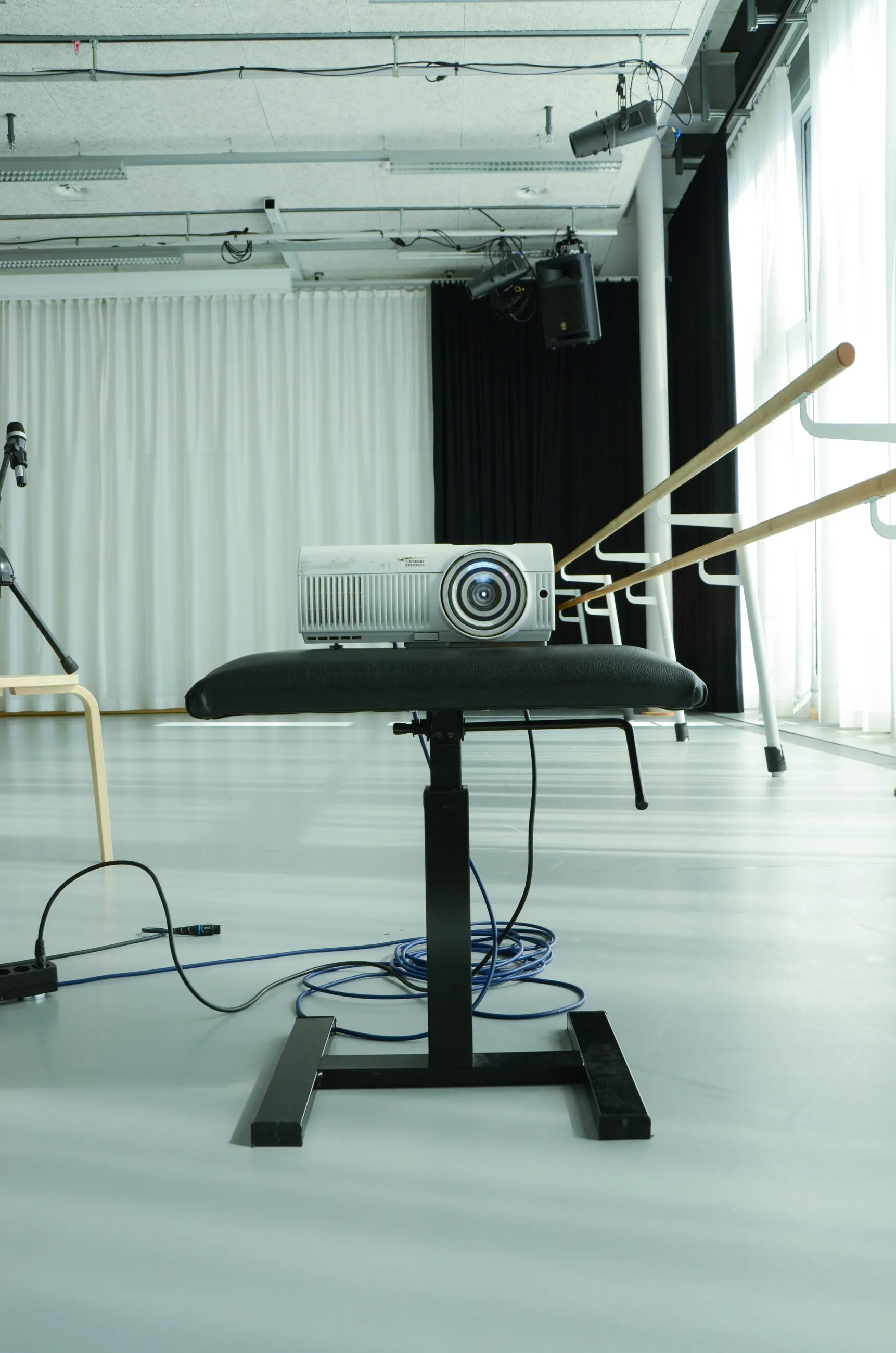 Projektor und Kabel stehen während einer Probe im hellen Proberaum.
