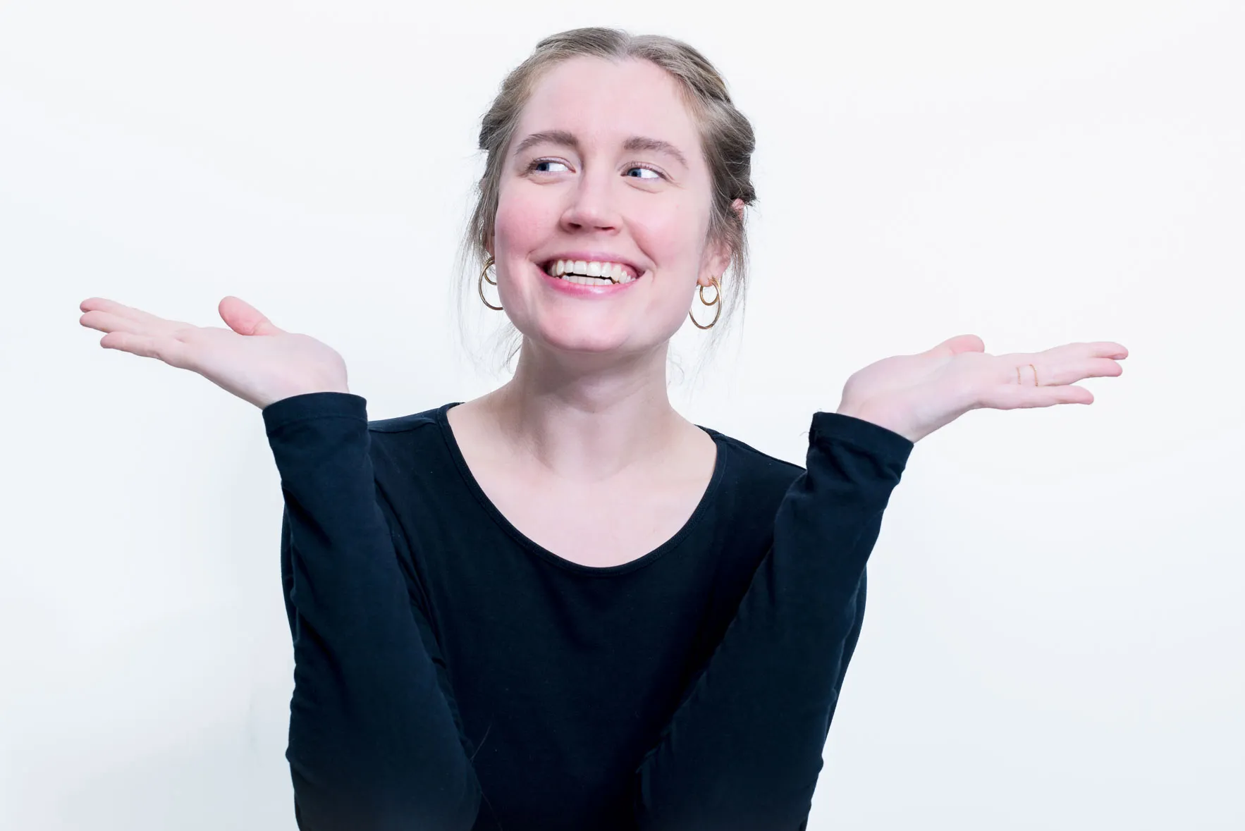 Jenny Kantsjö hält die Hände geöffnet neben dem Gesicht.
