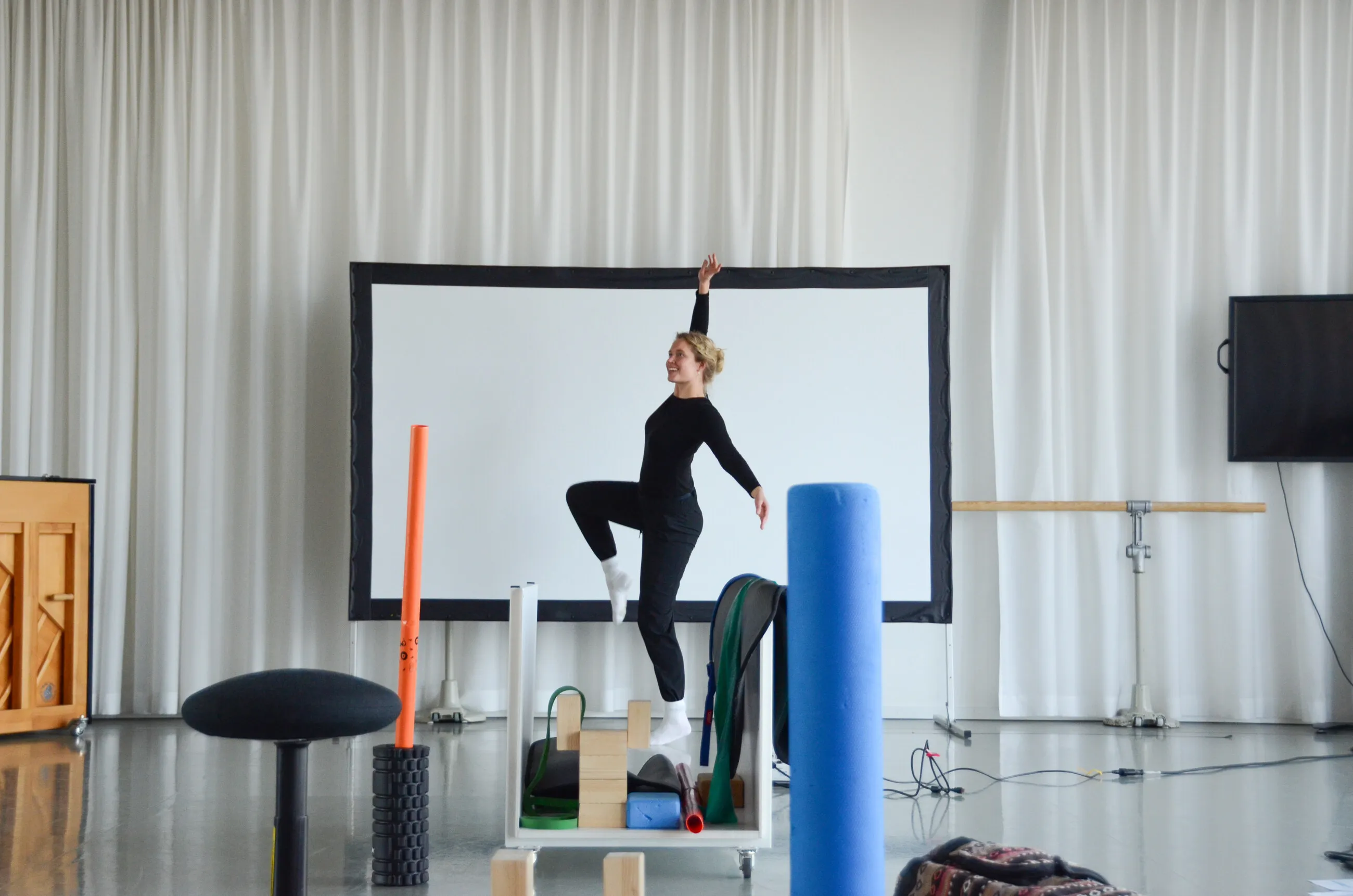 Performer arbeitet mit Probenrequisiten und einer erhöhten Spielfläche.