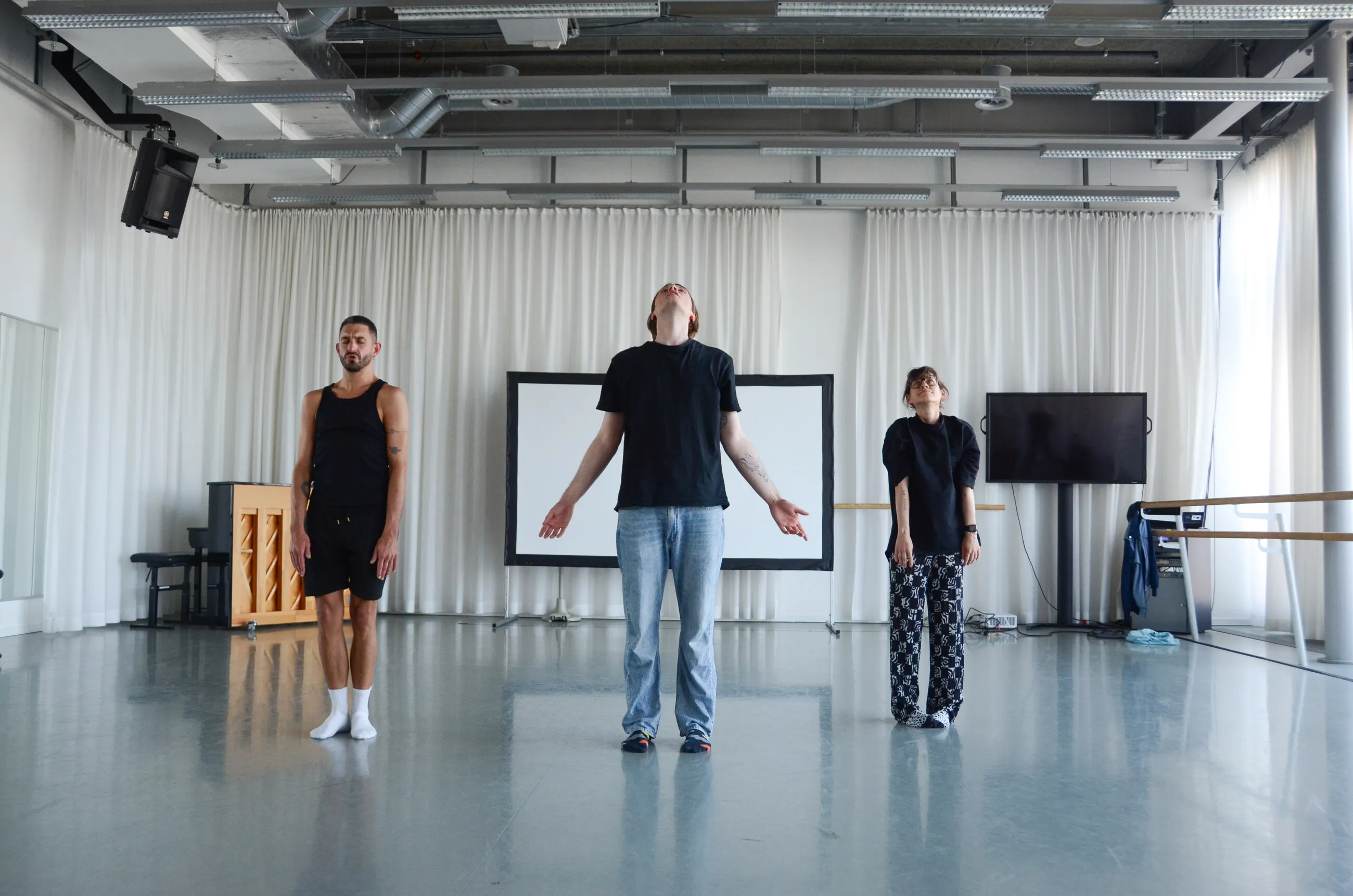 Ensemble von Après Theater probt eine räumliche Anordnung im Proberaum.